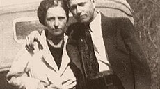 Potkali se v roce 1930, jemu bylo dvacet, jí devatenáct. Clyde ml za sebou...