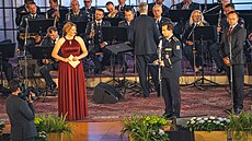 Karel adil poté, co pevzal ocenní Policista roku v anket Velitel roku.