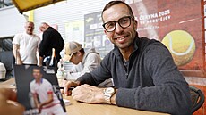 Radek tpánek pi podepisování autogram po exhibici s Maximem Mrvou.