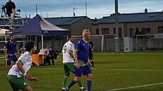 Tomá� Janotka (v modrém) pod drobnohledem p�íbramského Patrika Junka.