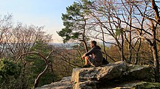 Turista hledí ze skalní vyhlídky u Ve�ejové skály na Blaníku sm�rem k...