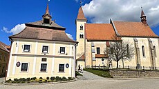 V Naeradci jsou krom zámku i dalí památky - radnice (vlevo) a kostel svatých...