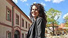 Majitelka Stanislava Bártová ukazuje svj zámek tsn ped tím, ne byla...