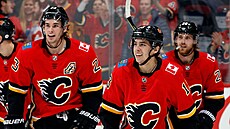 Sean Monahan (vlevo) jede spolu s Johnnym Gaudreauem ke stídace.