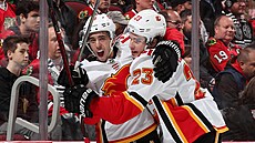 Johnny Gaudreau slaví se Seanem Monahanem gól do sít Chicaga.