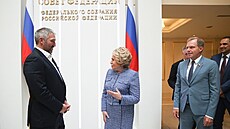 Hokejista Alexandr Ovekin diskutuje s pedsedkyni horní komory ruského...