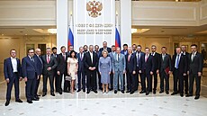 Alexandr Ovekin pózuje se leny ruského parlamentu.