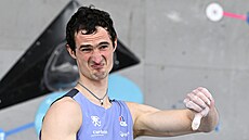 Zklamaný eský lezec Adam Ondra v prbhu boulderingové kvalifikace na Svtovém...