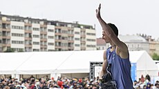 eský lezec Adam Ondra mává pi semifinále boulderingového Svtového poháru v...