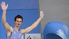 eský lezec Adam Ondra mává pi semifinále boulderingového Svtového poháru v...