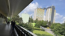 Pohled na nejvyí panelák v esku od metra Háje