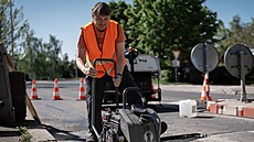 Nadzvednu sbíjecí kladivo a divím se, jak je tké. Jak se s ním...