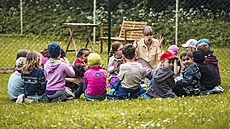 �kolka hrou. D�ti z mate�ské �koly v Kutné Ho�e tráví venku �ty�i hodiny denn�.