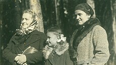 Ingeborg Prochásková, matka Julie Schwanda a babika Anna Poepná v lese za...