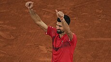 Srbský tenista Novak Djokovi� se lou�í s fanou�ky po porá�ce v semifinále...