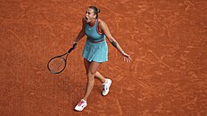 Aryna Sabalenková není spokojená s prbhem druhého setu ve finále Roland...