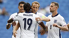 Harry Kane a Noni Madueke slaví anglický gól v utkání s Andorrou.