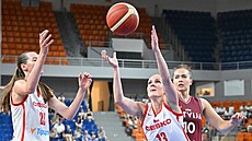 Emma echová a Petra Holeínská chrání mí ped Aleksou Gulbovou z Lotyska.