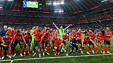 Portugaltí fotbalisté slaví se svými fanouky.