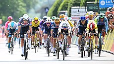 Tadej Poga�ar (uprost�ed v bílém) spurtuje pro vít�zství v první etap�...