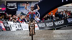 Ondej Cink se raduje z premiérového triumfu ve Svtovém poháru horských kol.