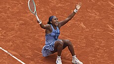 Coco Gauffová padá na pa�í�skou antuku po triumfu na Roland Garros.