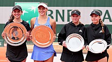 Alena a Jana Kova�kovy (vpravo) po proh�e ve finále �ty�hry juniorek na Roland...