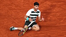 Carlos Alcaraz se raduje z triumfu na Roland Garros.