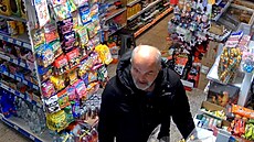 Policie hledá mu�e, kterého zachytila kamera v obchod�.