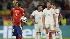panlský fotbalista Lamine Yamal se chystá k rozehrání pokutového kopu v...