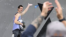 Adam Ondra zdraví fanouky bhem semifinále Svtového poháru v boulderingu v...