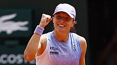 Polka Iga wiateková se raduje z vítzství ve tvrtfinále Roland Garros.