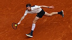 Alexander Bublik z Kazachstánu se natahuje po balonku ve �tvrtfinále Roland...