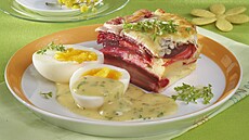 Vejce v omá�ce se zape�enou �ervenou �epou