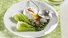 Zast�ené vejce se zeleninou pak choi