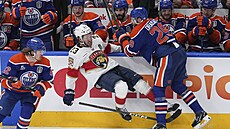 Leon Draisaitl u mantinelu atakuje Cartera Verhaegheho.