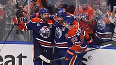 Hrái Edmontonu slaví vítznou branku Leona Draisaitla (vlevo).