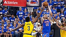 Isaiah Hartenstein doskakuje balón.