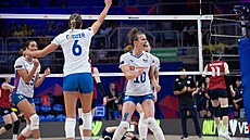 Helena Grozer a Kate�ina Válková b�hem zápasu s Ji�ní Koreou.