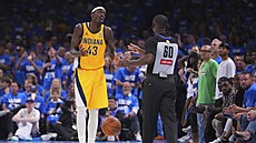 Pascal Siakam diskutuje s rozhod�ím.