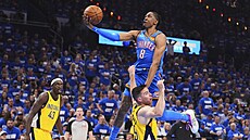 Jalen Williams letí do ko�e p�es T.J. McConnella.