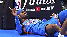 Shai Gilgeous-Alexander po neodpískaném faulu.