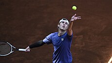 Maxim Mrva podává v druhém kole prost�jovského challengeru.