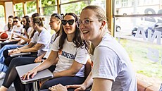 Julia Reisingerová se usmívá v basketbalové alin.