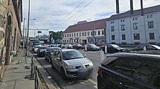 Poté, co pracovníci vodáren kv�li vým�n� staré kanalizace rozkopali k�i�ovatku...