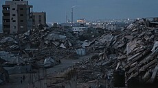 Palestinci vysídlení izraelskou leteckou a pozemní ofenzivou stojí za soumraku...