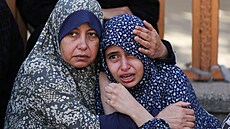 Lidé truchlí za smrt Palestinc�, kte�í podle ministerstva zdravotnictví v Gaze...