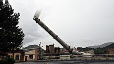 Specializovaní pracovníci odst�elili tovární komín v ústecké �tvrti Ne�t�mice....