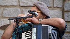 Muzikant Mário Bihári na k�tu kni�ního rozhovoru Hudbu vidím barevn�, který s...