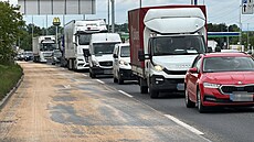 Vysypané obilí z kamionu blokuje jeden odboovací pruh na Praském okruhu. (2....